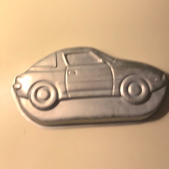 Wilton cake pan. - Picture 1 of 3